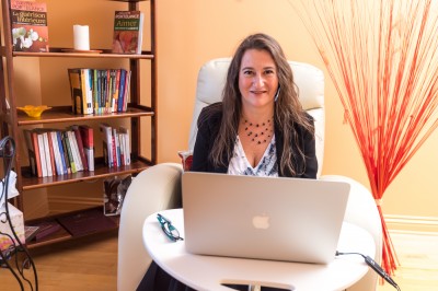 Marianne Siskind offre des thérapies en ligne, en relation d'aide psychologique. Avec la vidéoconférence, plus besoin de se déplacer pour venir en thérapie.