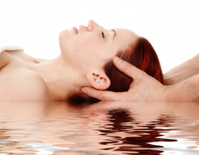 massage flottant aquazen dans l'eau chaude